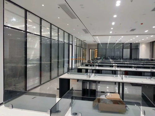 青島玻璃隔斷與高隔間在空間設計中的多重優(yōu)勢——以引金商用設備為例